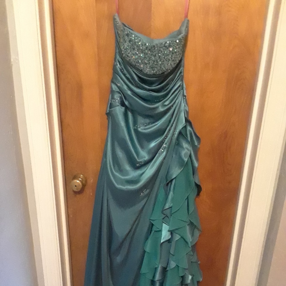 Gorgeous formal gown (prom, homecoming, etc)